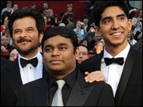 स्लमडॉग मिलियनेयर फ़िल्म के कलाकार के साथ रहमान