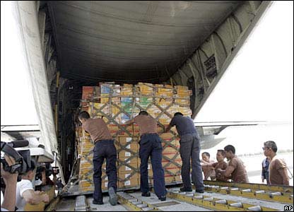 Binh sĩ Thái đem hàng cứu trợ lên một máy bay tại Bangkok