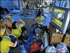 Những người biểu tình nghe bài phát biểu của ông Samak và hy vọng ông từ chức