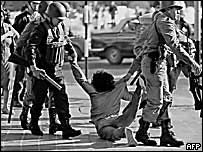 Manifestante é arrastado por militares nos anos 70
