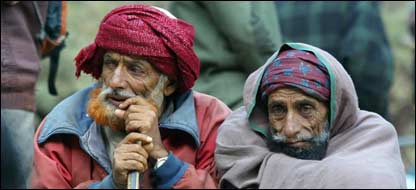 اڑی میں امداد کے منتظر لوگ