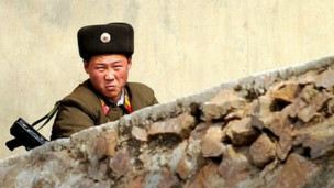 朝中边境的朝鲜士兵（11/04/2013）