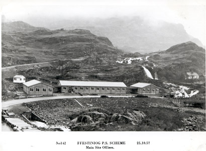 Swyddfeydd y safle lle mae'r Ganolfan Heidro heddiw. Sylwch ar raeadr Tyn Pistyll. Hydref 25, 1957.