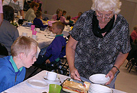 Plant ifanc a henoed Talysarn yn trafod bwyd