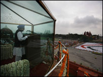 O premiê da Índia, Manmoham Singh durante discurso no Forte Vermelho. Foto AP/Mustafa Quraishi