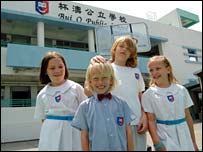 Các học sinh Charlotte, Harley, Jack và Sashie vui vẻ tán chuyện bằng tiếng Quảng Đông