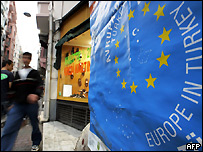 Cartaz em Istambul dizendo "Turquia na Europa, Europa na Turquia"