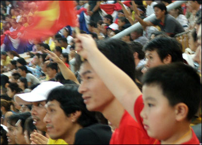 Một em bé cổ động viên Việt Nam