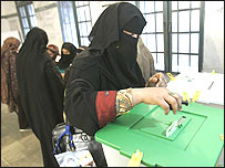 Posto de votação no Paquistão