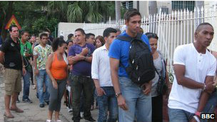 Fila para tirar vistos de saída