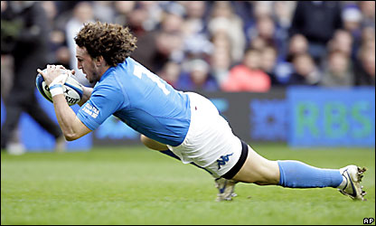 Mauro Bergamasco anota el primer try italiano ante Escocia