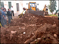 सामूहिक क़ब्र की खुदाई