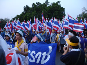 Các nông dân mang cờ Thái