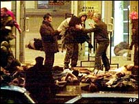 Reféns sendo levados para fora do teatro