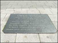 Plaque in pavement