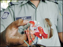 Bangladeş polisi kullanılan bombalardan birini gösteriyor