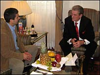 Kryeministri shqiptar Sali Berisha duke folur me Ilir Nishkun e BBC-së