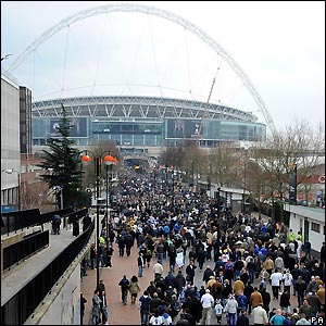 球迷前往温布利球场