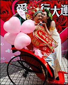 香港某購物商場「愛神」親吻「財神」（8/2/2010）