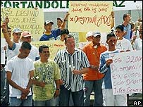 Paramilitares colombianos protestam contra transferência de seus líderes