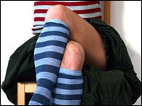 mulher usando meias e camisa listrada