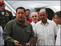 Chávez é recebido em Havana pelo vice-presidente cubano, Carlos Lage e pelo ministro das Relações Exteriores, Felipe Perez Roque. Foto: Sergio Reyes/AFP/Getty Images