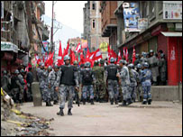 ماموران پليس ضد شورش نپال در کاتماندو ناقضان حکومت نظامی را به عقب می رانند