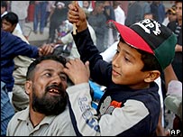 Partidários de Benazir Bhuto comemoram em Karachi