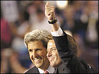 John Kerry (solda) ve John Edwards