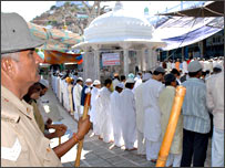 सुरक्षा के बीच इबादत