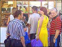 Черги за хлібом стали цього літа поширеним явищем