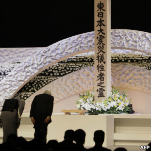 日本天皇和皇后在紀念儀式上向死難者靈牌鞠躬