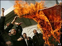 فلسطينی ها پرچم دانمارک را به آتش کشيدند