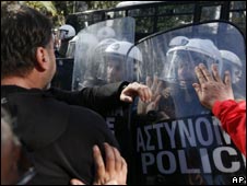 Municipal workers scuffle with riot police in Athens (23 Nov 2010)