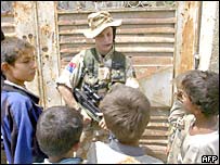 Basra'da İngiliz askeri ve çocuklar