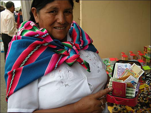 Una vendedora muestra un cofre con dinero