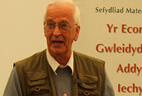 John Davies yn darlithio