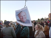 Nhân viên BBC đổ ra ngoài công sở kêu gọi ông Dyke trở lại