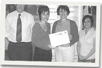 Aelodau o glwb y Fishguard Flyers yn derbyn tystysgrif