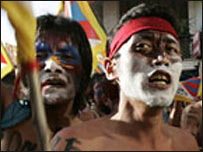 धर्मशाला में विरोध पर्दर्शन करते तिब्बती