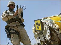 Irak'ta nükleer tesislerde arama yapan bir asker