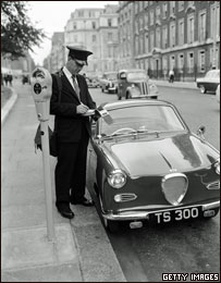 给违规停放的车处罚款单