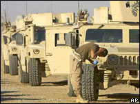 Soldado americano lava a cara em frente a tanques em Tal Afar