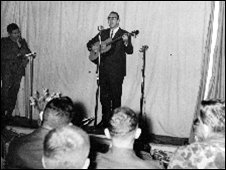 Jim Bullington biểu diễn tại một điểm trong đó ông cùng biểu diễn bản Giọt Mưa Trên Lá với Phạm Duy tại Quảng Trị ngày 15 tháng 12 năm 1967 (anh do Jim Bullington cung cấp)