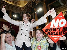 Những người vận động của Ireland bỏ phiếu chống hiệp ước Lisbon đang ăn mừng