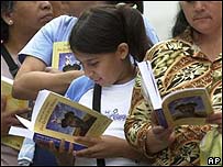 Menina lê o 'Dom Quixote'