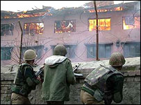 سری نگر میں گزشتہ ہفتے بھی علیحدگی پسندوں سے جھڑپ میں سرکاری عمارت جل گئی تھی