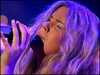 جاس استون خواننده 17 ساله و نفر 85 در ميان يکصد ثروتمند جوان بريتانيا