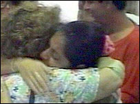 Havana'da havaalanında kucaklaşan aileler