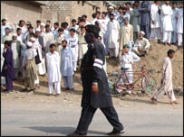 درگئی ہسپتال کے باہر فوجی